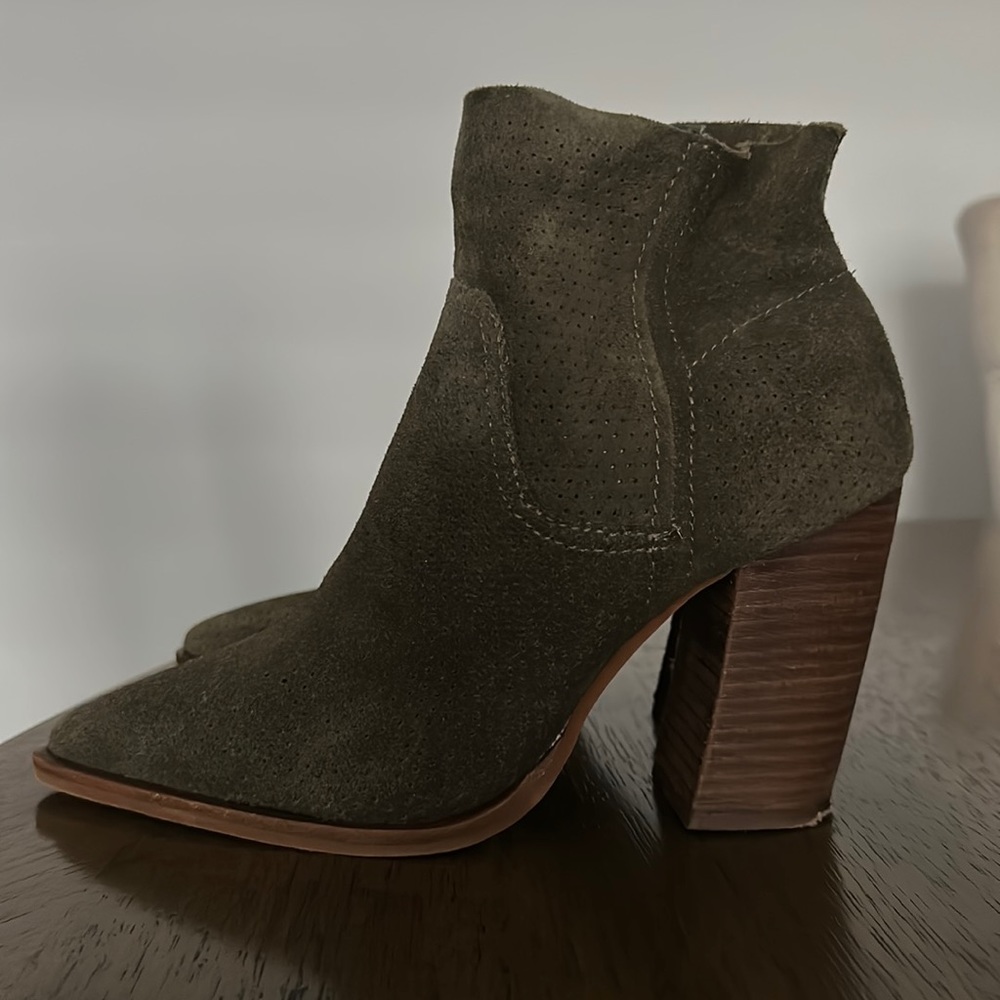 Vince Camuto Women’s cave suede pointed toe ankle boots